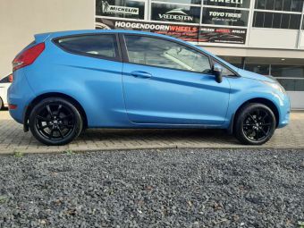 IT WHEELS ALISIA BLACK 15 INCH GEMONTEERD ONDER EEN FORD FIESTA