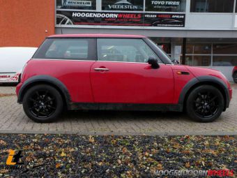 IT WHEELS VELGEN ALISIA BLACK GEMONTEERD IN 15 INCH ONDER EEN MINI