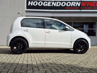 IT WHEELS KIRA IN 17 INCH BLACK GEMONTEERD ONDER EEN VW UP
