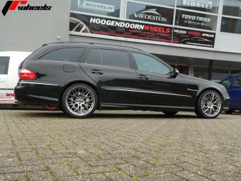 JR WHEELS JR 28 HYPER BLACK IN 19 INCH BREEDSET GEMONTEERD ONDER EEN MERCEDES E KLASSE AMG 