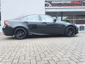 JAPAN RACING VELGEN JR28 HYPER BLACK IN 18 INCH GEMONTEERD ONDER EEN LEXUS IS 