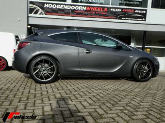 JR WHEELS JR33 19 INCH IN HYPER BLACK GEMONTEERD ONDER EEN OPEL ASTRA J 