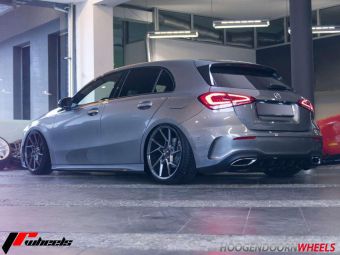 JR WHEELS JR 33 IN HYPERBLACK GEMONTEERD ONDER EEN MERCEDES A KLASSE 