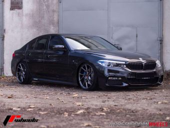 JR WHEELS JR33 GEMONTEERD IN 19 INCH HYPER BLACK GEMONTEERD ONDER EEN BMW 5 SERIE 