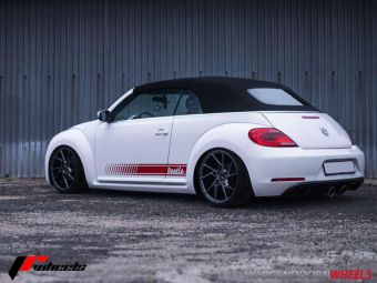 JR WHEELS JR 33 VELGEN IN 19 INCH HYPER BLACK GEMONTEERD ONDER EEN VW BEETLE CABRIO 