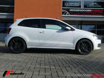 JAPAN RACING JR 21 17 INCH BLACK IN 17 INCH GEMONTEERD ONDER EEN VOLKSWAGEN POLO 