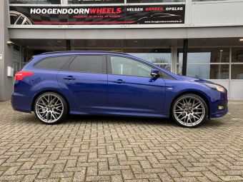 JAPAN RACING JR28 IN HYPER BLACK EN 20 INCH  GEMONTEERD ONDER EEN FORD FOCUS