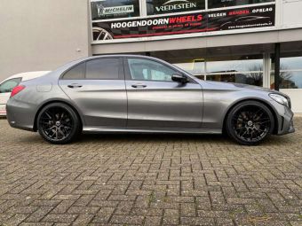 JAPAN RACING JR28 IN BLACK EN 19 INCH BREEDSET GEMONTEERD ONDER EEN MERCEDES C KLASSE 