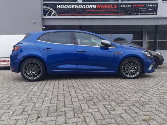 JR WHEELS JR 28 IN 18 INCH HYPER BLACK GEMONTEERD ONDER EEN RENAULT MEGANE 