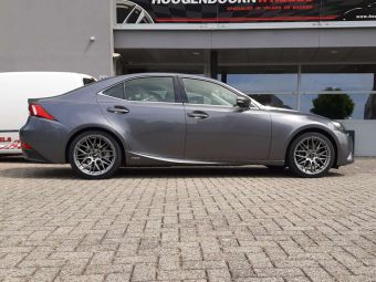 JAPAN RACING JR28 IN HYPER BLACK EN 18 INCH GEMONTEERD ONDER EEN LEXUS IS300H