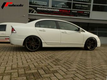 JR WHEELS JR33 BRONZE 19 INCH MET WINTERBANDEN GEMONTEERD ONDER EEN HONDA CIVIC