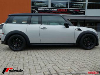 JAPAN RACING JR3 BLACK IN 16 INCH GEMONTEERD ONDER EEN MINI CLUBMAN