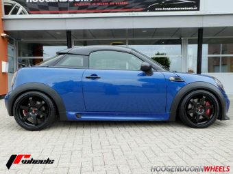 JR WHEELS VELGEN JR 3 ZWART IN 18 INCH GEMONTEERD ONDER EEN MINI COUPE 