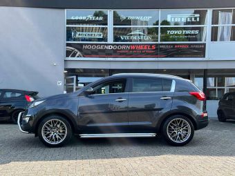 JR WHEELS JR28 HYPER BLACK IN 19 INCH GEMONTEERD ONDER EEN KIA SPORTAGE