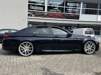 JR WHEELS JR30 SILVER MACHINED IN 21 INCH GEMONTEERD ONDER EEN BMW M5 COMPETITION