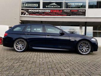 JAPAN RACING JR28 VELGEN IN HYPER BLACK EN 20 INCH BREEDSET GEMONTEERD ONDER EEN BMW 5 SERIE 