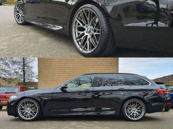 JR WHEELS JR 28 HYPER BLACK IN 20 INCH BREEDSET GEMONTEERD ONDER EEN BMW 5 SERIE