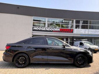 JR WHEELS JR37 GLOSS BLACK IN 18 INCH GEMONTEERD ONDER EEN AUDI A3