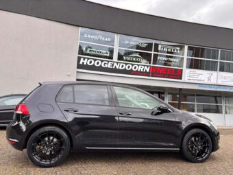 JR WHEELS JR37 GLOSS BLACK IN 18 INCH GEMONTEERD ONDER EEN VOLKSWAGEN GOLF VII