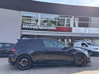 JR WHEELS JR37 GLOSS BLACK IN 19 INCH GEMONTEERD ONDER EEN VOLKSWAGEN GOLF VII