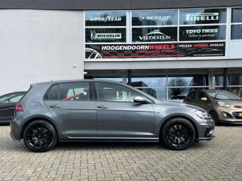 JR WHEELS JR11 BLACK IN 18 INCH GEMONTEERD ONDER EEN VW GOLF 