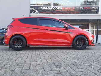 JAPAN RACING VELGEN JR11 FLAT BLACK IN 17 INCH GEMONTEERD ONDER EEN FORD FIESTA 