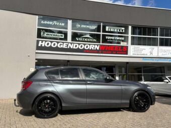 JR WHEELS JR11 GLOSS BLACK IN 18 INCH GEMONTEERD ONDER EEN BMW 1 SERIE