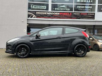 JR WHEELS JR28 BLACK IN 18 INCH GEMONTEERD ONDER EEN FORD FIESTA VII