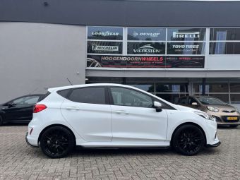 JR WHEELS JR 28 BLACK IN 18 INCH GEMONTEERD ONDER EEN FORD FIESTA VII