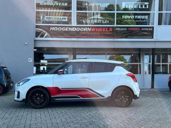 JR WHEELS JR28 BLACK IN 18 INCH GEMONTEERD ONDER EEN SUZUKI SWIFT SPORT