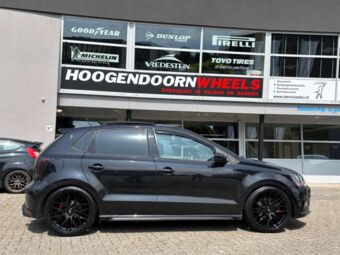 JR WHEELS JR28 BLACK IN 18 INCH GEMONTEERD ONDER EEN VOLKSWAGEN POLO