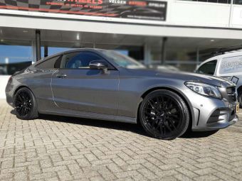 JAPAN RACING WHEELS JR 28 BLACK 19 INCH BREEDSET GEMONTEERD ONDER EEN MERCEDES C KLASSE 