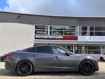 JR WHEELS JR28 BLACK IN 19 INCH GEMONTEERD ONDER EEN MAZDA 6