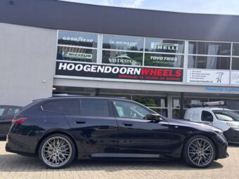 JR WHEELS JR28 CUSTOM FINISH IN 21 INCH GEMONTEERD ONDER EN BMW i5