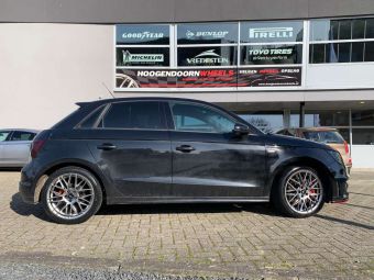 JR WHEELS VELGEN JR28 IN 17 INCH HYPER ZWART GEMONTEERD ONDER EEN AUDI A1