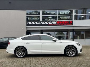 JR WHEELS JR28 HYPER BLACK IN 20 INCH GEMONTEERD ONDER EEN AUDI A5