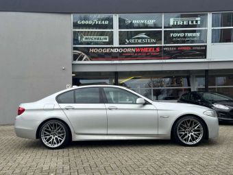 JR WHEELS JR28 HYPER BLACK IN 20 INCH GEMONTEERD ONDER EEN BMW 5-SERIE