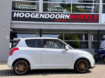 JR WHEELS JR28 PLATINUM BRONZE IN 17 INCH GEMONTEERD ONDER EEN SUZUKI SWIFT SPORT
