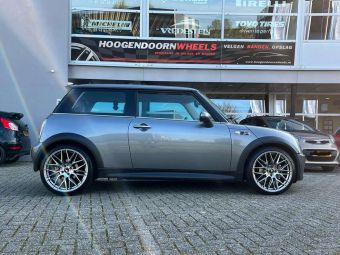 JR WHEELS JR28 IN HYPER BLACK EN 18 INCH GEMONTEERD ONDER EEN MINI 