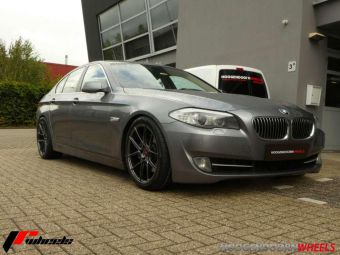 JR WHEELS JR30 BREEDSET 19 INCH VELGEN HYPER BLACK GEMONTEERD ONDER EEN BMW 5 SERIE 