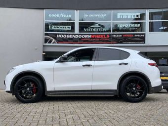 JR WHEELS JR 33 BLACK MAATWERK IN 20 INCH GEMONTEERD ONDER EEN ALFA ROMEO STELVIO