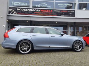 JR WHEELS JR34 IN 20 INCH EN MAATWERK GEMONTEERD ONDER EEN VOLVO V90 