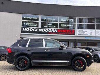 JR WHEELS JR 37 GLOSS BLACK IN 21 INCH GEMONTEERD ONDER EEN PORSCHE CAYENNE