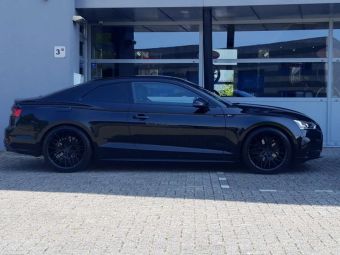 JR WHEELS JR 38 MATT BLACK IN 20 INCH GEMONTEERD ONDER EEN AUDI A5