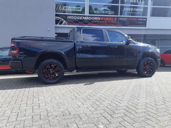 FUEL REACTION GLOSS BLACK RED TINT IN 20 INCH GEMONTEERD ONDER EEN DODGE RAM 1500