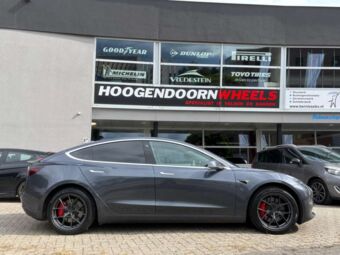 JR WHEELS SL01 FLAT GUN METAL IN 18 INCH GEMONTEERD ONDER EEN TESLA MODEL 3