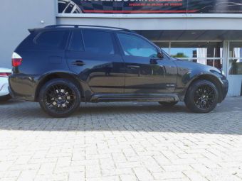 JR WHEELS VELGEN JR28 IN 19 INCH HYPER BLACK GEMONTEERD ONDER EEN BMW X 3 