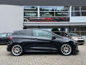 JR WHEELS JR11 SILVER MACHINED IN 18 INCH GEMONTEERD ONDER EEN FORD FIESTA VII