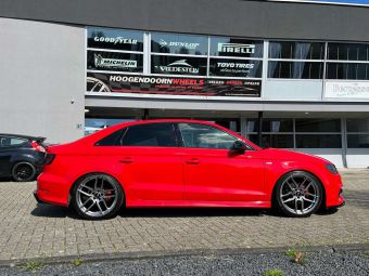 JR WHEELS JR25 HYPER BLACK IN 19 INCH GEMONTEERD ONDER EEN AUDI A3 LIMOUSINE