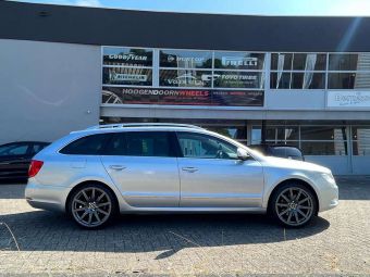 KESKIN KT16 DYNAMIC PALLADIUM PAINTED IN 19 INCH GEMONTEERD ONDER EEN SKODA SUPERB